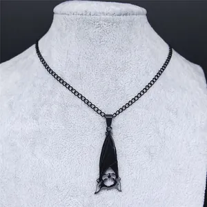 Collana con ciondolo a pipistrello gotico in acciaio inossidabile nero su espositore