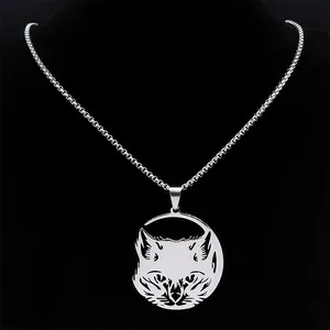 Collana minimalista in acciaio inossidabile con pendente gatto su supporto nero