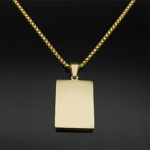 Poliertes rechteckiges Halsketten-Set aus Edelstahl in Gold auf schwarzem Spiegelgrund