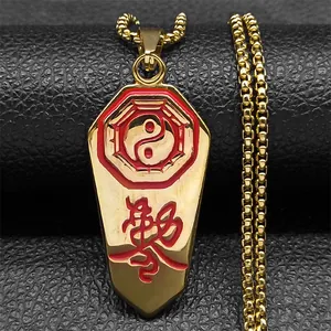 Nahaufnahme des goldenen Tao-Bagua-Anhängers mit Chi-Ling-Gravur auf schwarzem Leder