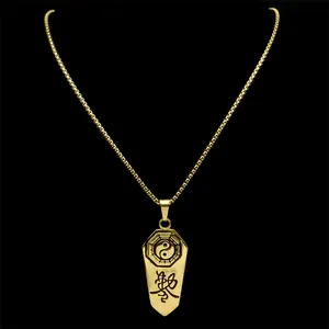 Goldene Edelstahlkette mit Bagua-Yin-Yang-Schildanhänger auf schwarzem Hintergrund