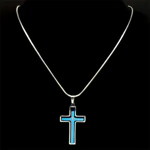 Collar de cruz giratoria de acero inoxidable plateado con detalle azul y cadena de serpiente