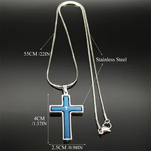 Collar con colgante de cruz giratoria de acero inoxidable sobre cadena de plata 55cm