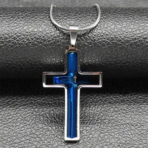Detalle de collar giratorio de acero inoxidable con cruz azul y cadena plateada