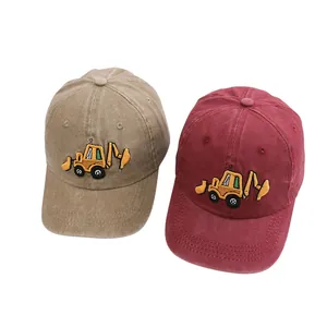 Detail van twee gewassen katoenen baseballpetten met graafmachine borduursel voor kids