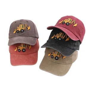 Detail van de geborduurde graafmachine op gewassen katoenen baseballcaps in vijf kleuren