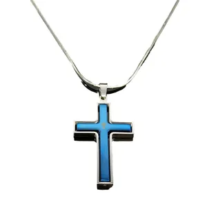 Collar de cruz giratoria de acero inoxidable con marco pulido e interior azul satinado
