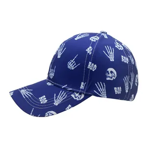 Détail de la casquette de baseball bleu marine avec imprimé crâne, mains de squelette et BOO