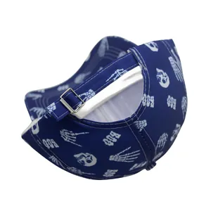 Vue détaillée de l'imprimé squelette sur casquette bleu marine avec boucle métallique