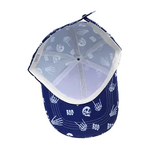 Détail de l'intérieur de la casquette bleue montrant l'étiquette 100% polyester