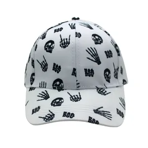 Détail d'une casquette blanche avec imprimés têtes de mort noires et motifs BOO