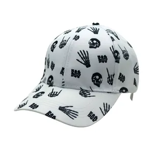 Casquette de baseball blanche avec imprimés crânes et mains squelettes d'Halloween