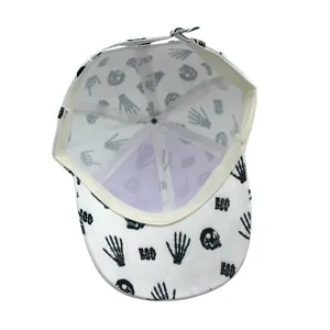 Détail d'une casquette blanche avec imprimé squelette et boucle en métal argenté réglable