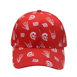 Détail de casquette de baseball rouge avec motif tête de mort et main squelette
