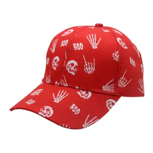 Détail de la casquette rouge en sergé de coton avec motifs crâne et mains squelettes