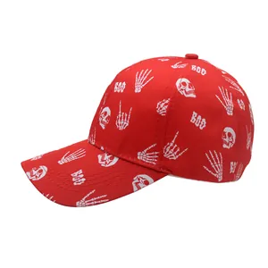 Détails des motifs de crâne et BOO sur une casquette de baseball rouge en coton