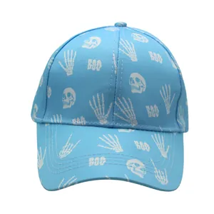 Détail de la casquette de baseball bleu clair avec motif de main de crâne et texte BOO