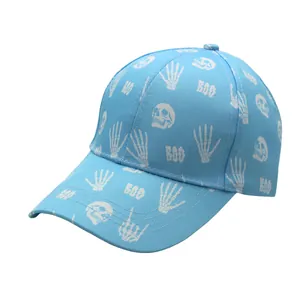 Détail d'une casquette bleu clair avec motifs tête de mort et BOO en gros plan net