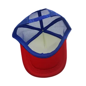 Cappellino trucker rosso e blu con rete traspirante e chiusura regolabile snapback