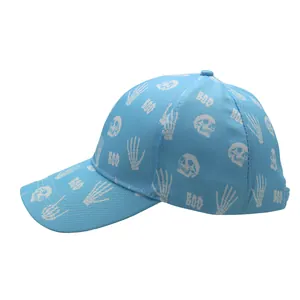 Vue détaillée de la casquette bleu clair avec motif crâne et texte BOO pour Halloween
