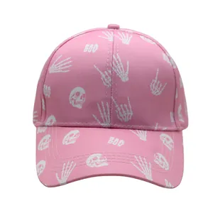 Détail de la casquette de baseball rose avec motifs crânes et mains squelettiques