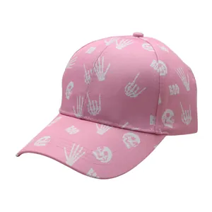 Détail de la casquette rose en coton avec motifs crânes blancs et imprimés BOO