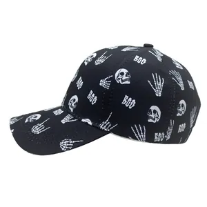 Détail d'une casquette de baseball noire avec imprimés de crânes et mains de squelettes