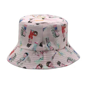 Detailansicht des rosa Canvas-Fischerhuts mit niedlichem traditionellem Cartoon-Stickmuster