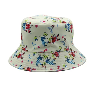 Detailaufnahme von Vintage-Cartoon-Drucken und Blumen auf dem Baumwoll-Anglerhut