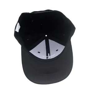 Vue intérieure de casquette de baseball noire avec structure à six panneaux et broderie