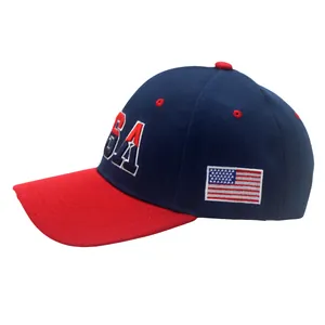 Marineblaue und rote USA Baseballkappe mit amerikanischer Flagge auf weißem Hintergrund