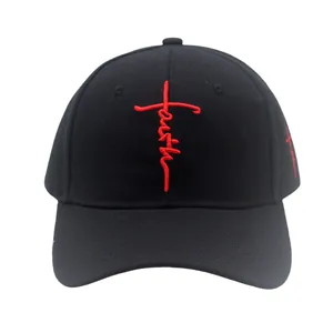 Détail de la broderie croix Faith rouge sur une casquette de baseball en coton noir