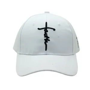 Gros plan de la broderie de la croix faith noire sur une casquette en coton blanc