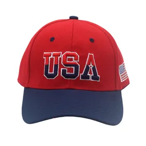 Detail der USA-Stickerei und der Flagge auf einer roten und blauen Baumwoll-Baseballkappe