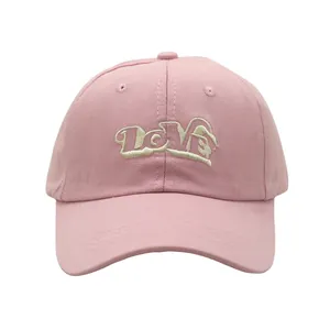 Detailopname van de hoogwaardige LOVE-borduring op deze roze katoenen honkbalpet voor dames
