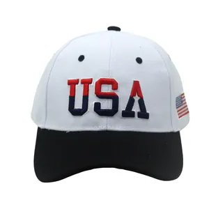 Detaillierte Nahaufnahme der USA-Stickerei und der US-Flagge auf der zweifarbigen Kappe