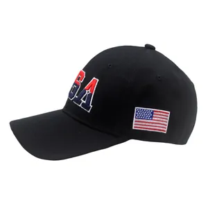 Detailaufnahme der USA-Stickerei und USA-Flagge auf einer schwarzen Baseballkappe