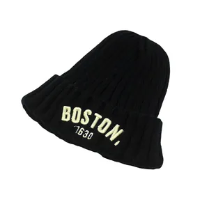 Bonnet en maille côtelée noire pour enfants avec broderie Boston 1630 blanche