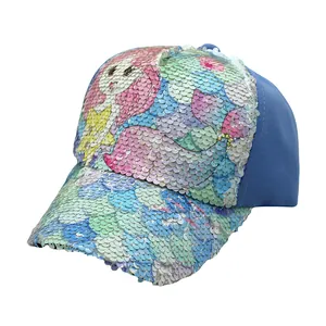 Dettaglio di paillettes reversibili con sirena su un cappellino da baseball blu