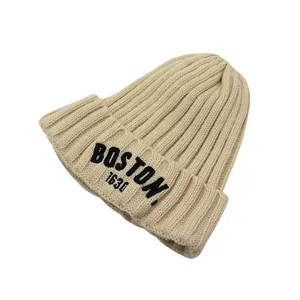 Bonnet en maille beige brodé Boston 1630 pour enfants avec texture côtelée