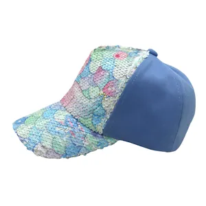 Vista laterale del cappellino bimbi con paillettes colorate reversibili e tessuto blu