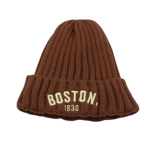 Vue détaillée du bonnet en maille côtelée marron avec broderie BOSTON 1630 blanche