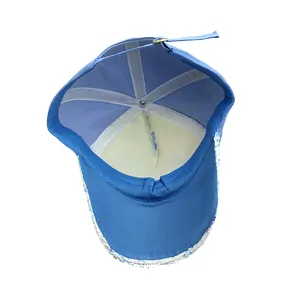 Dettaglio interno del cappellino blu reale con bordo glitterato e cinturino regolabile