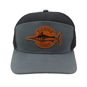 Detail der grauen Mesh-Trucker-Cap mit braunem Lederpatch und Angelmotiv-Design