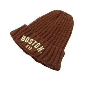 Détail du bonnet en maille caramel avec broderie BOSTON 1630 et texture côtelée