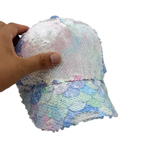 Dettaglio ravvicinato di paillettes reversibili iridescenti su un cappello per bambini