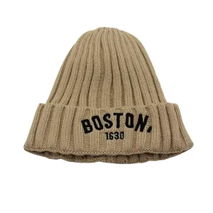 Gros plan détaillé de la broderie Boston sur le bonnet en maille côtelée kaki pour bébés