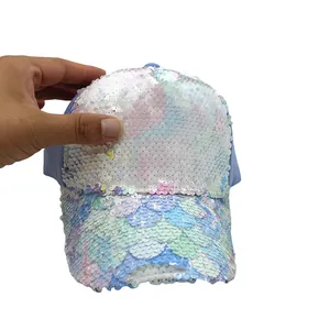 Dettaglio del berretto da baseball azzurro con paillettes colorate a gradiente