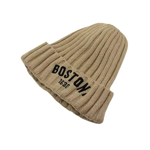 Détail de la broderie BOSTON 1630 sur un bonnet en tricot côtelé kaki pour bambins