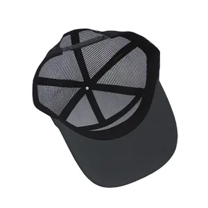 Detailansicht der atmungsaktiven Mesh-Rückseite und des verstellbaren Snapback-Verschlusses